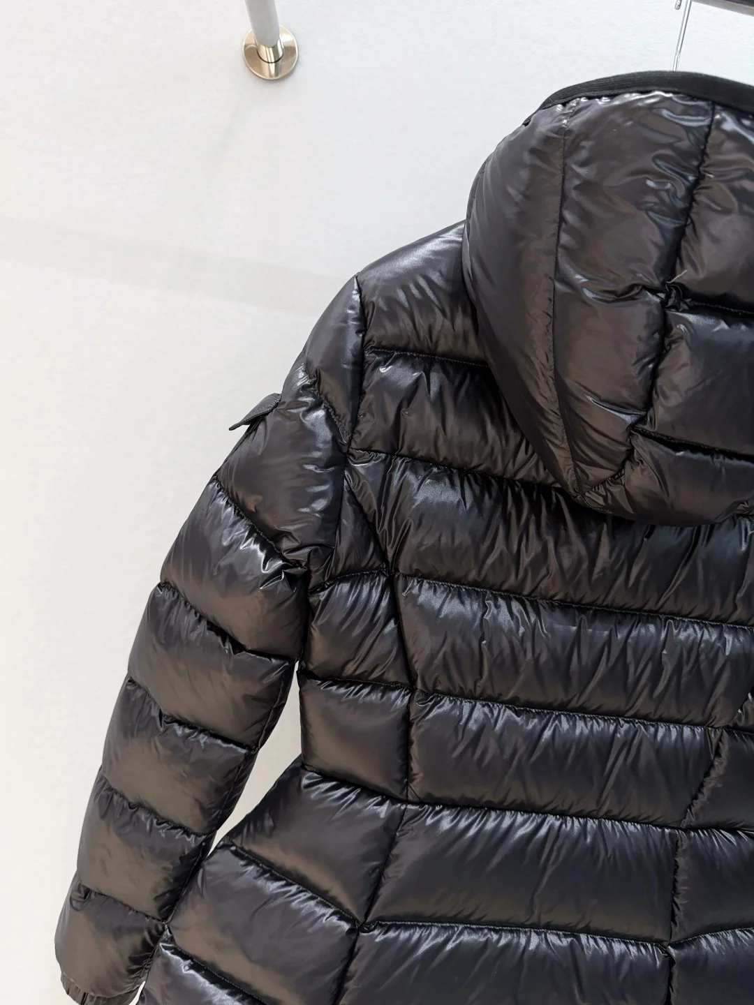 เสื้อแจ็คเก็ตขนเป็ดฤดูหนาวปี 2025 ขนห่านขาว 95% คุณภาพสูง ทนทาน ฮาร์ดแวร์สั่งทำพิเศษ คุณภาพระดับไฮเอนด์