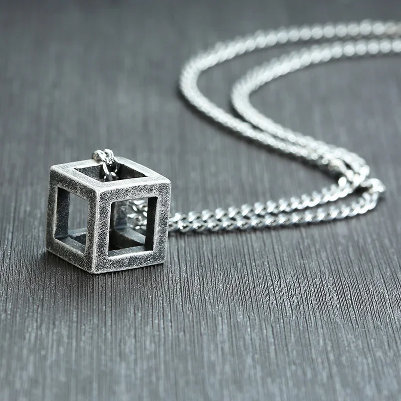 Vnox Retro Hollow Cube Wisiorek dla mężczyzn Kwadratowy naszyjnik ze stali nierdzewnej Vintage Punk Geometryczny Collier 24-calowy łańcuszek — zdjęcie 2