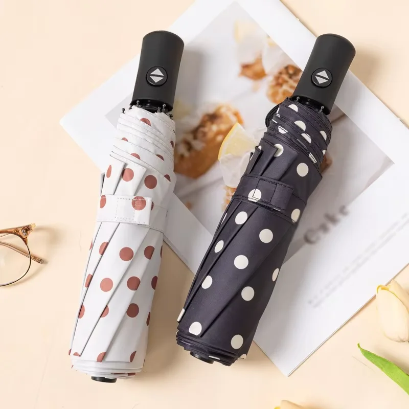 مظلة ثلاثية الطي بسيطة وأنيقة باللونين الأبيض والأسود منقطة ومظلة شمسية صغيرة أوتوماتيكية بالكامل للحماية من الأشعة فوق البنفسجية