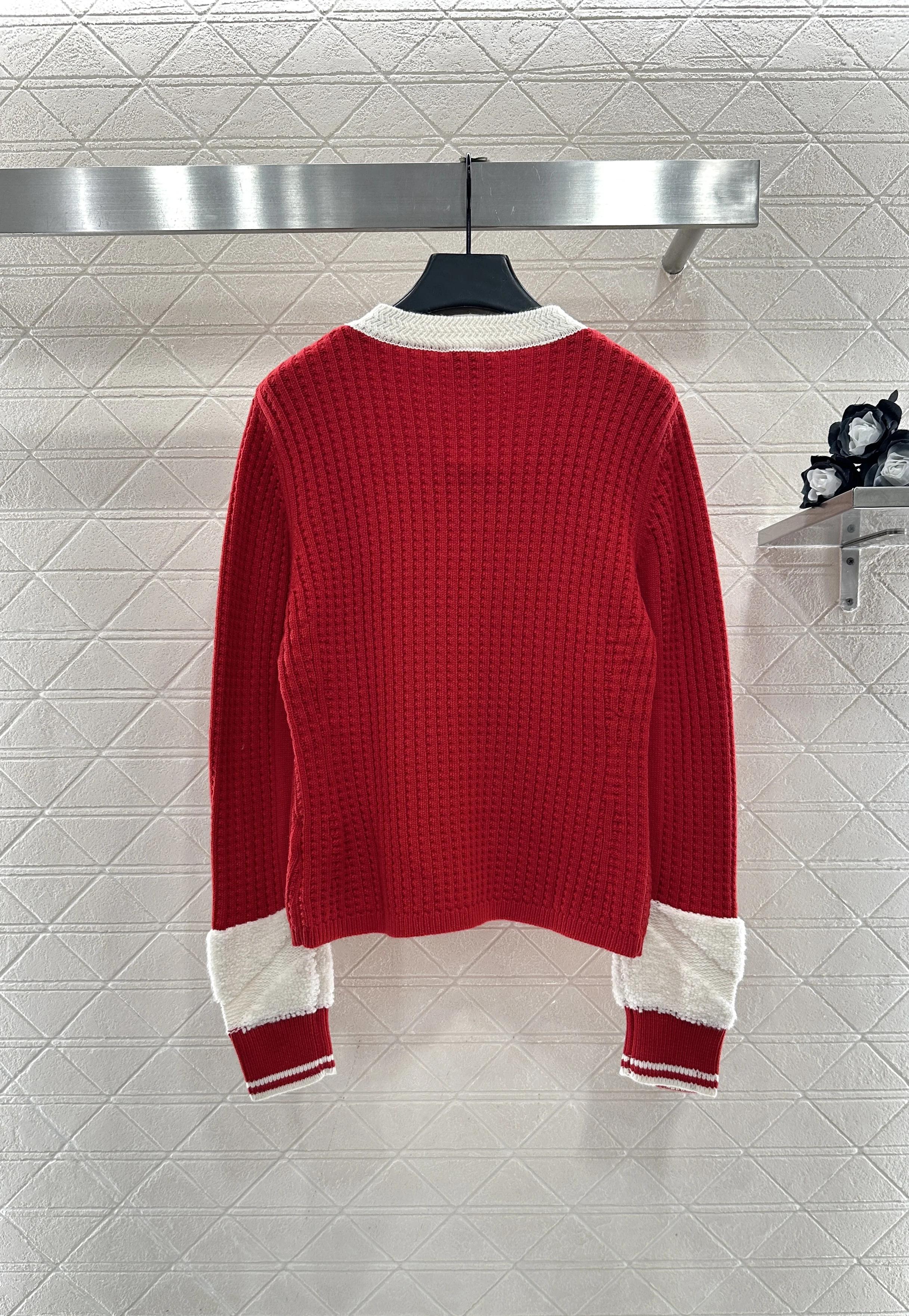 

High quality autumn and winter women's black and white contrasting pocket knitted cardigan SU273