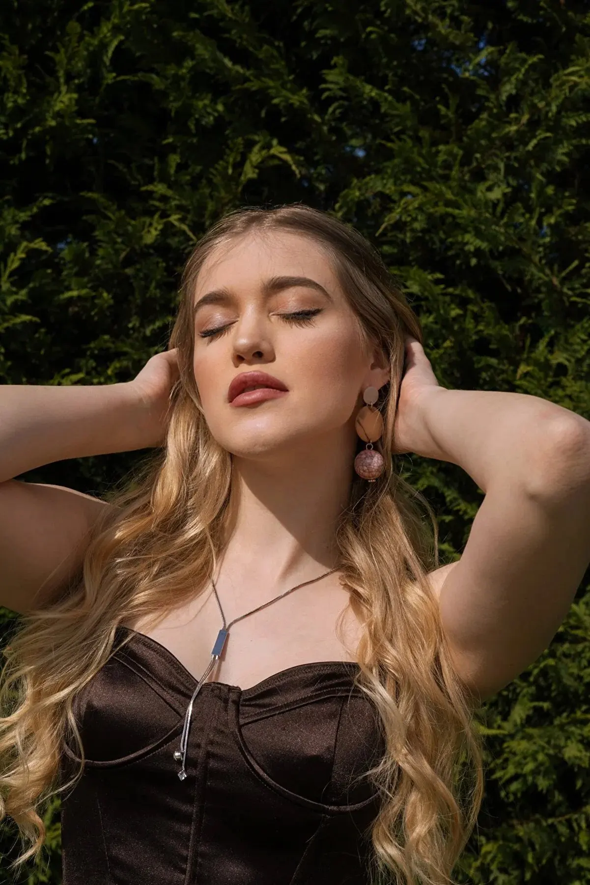 Silver Color Metal Shiny Stone Necklace.