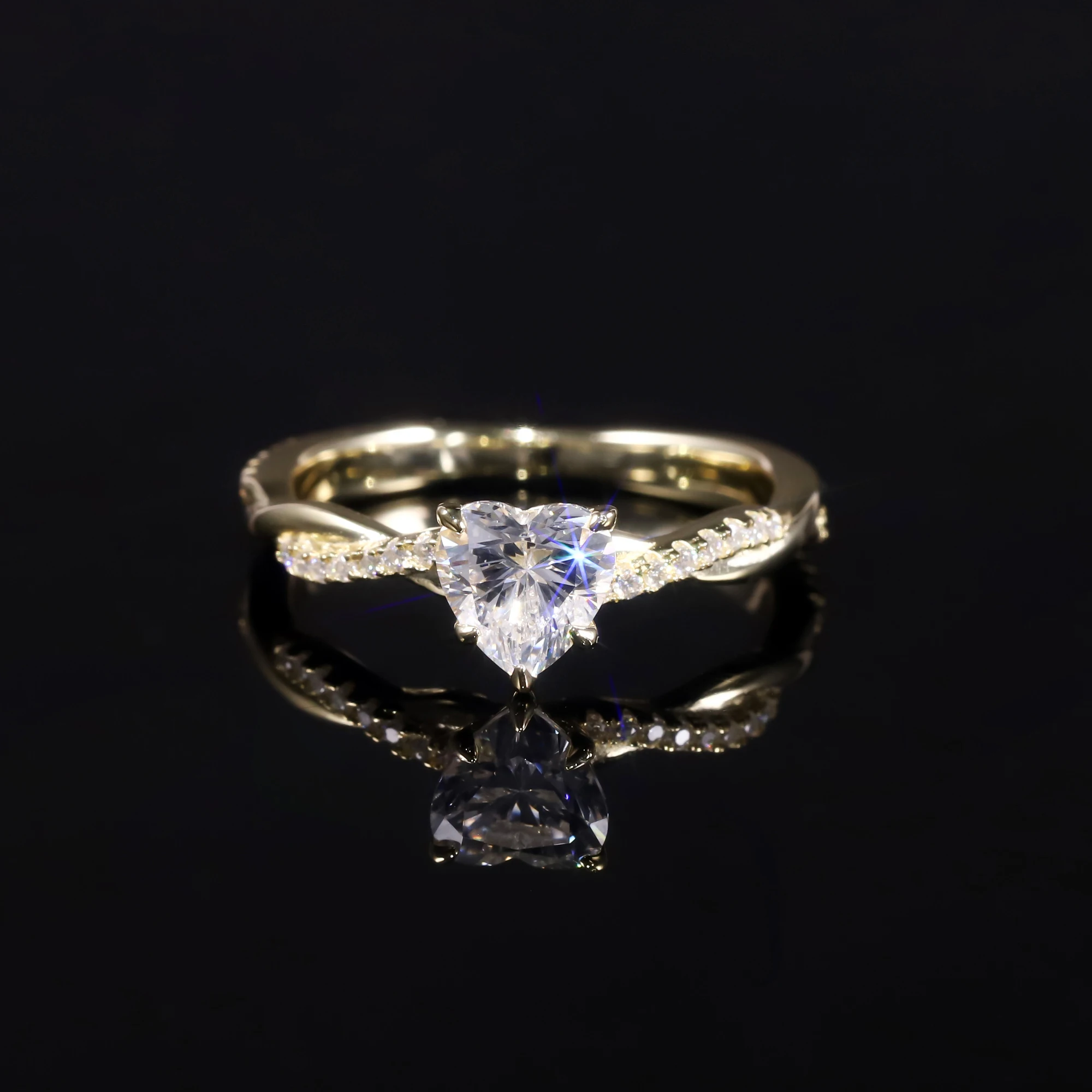 

GEM'S BALLET 0,8 карата 6x6 мм в форме сердца, миниатюрное витое обручальное кольцо с муассанитом, позолота 18 карат, стерлинговое серебро 925 пробы