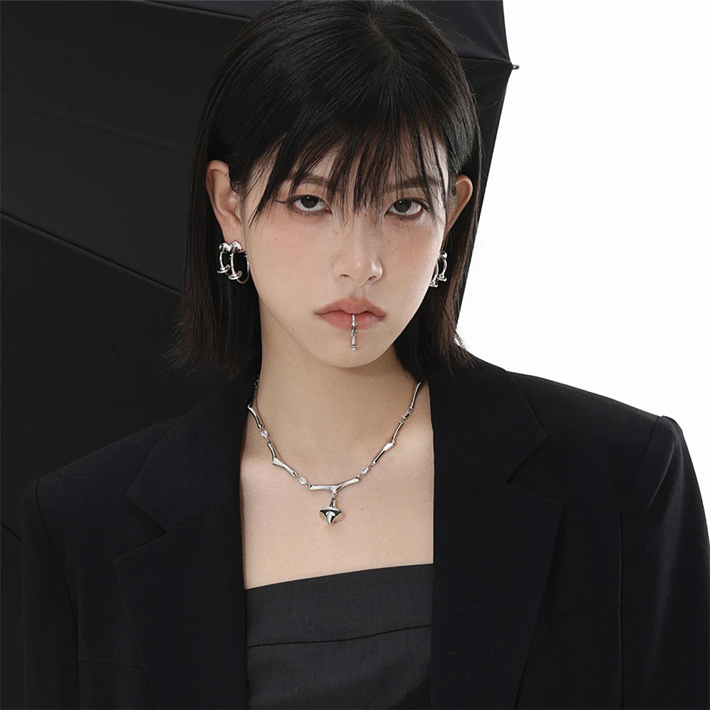 HUANZHI 2022 New Hip Hop Punk Gyro Pendant Titanium Steel No Piercing Lips Clip For Women Men Gothic Party Body Accessories