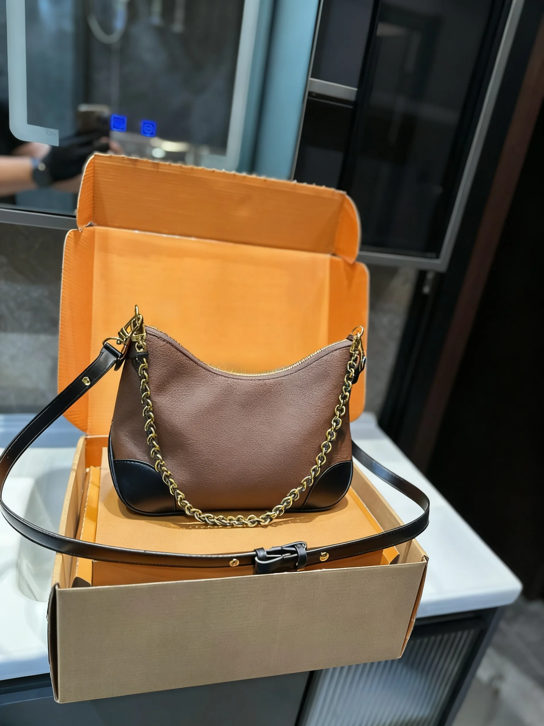 

2025 New SIZE: 27x20 CM Fashionable Versatile bags leather cherry Portable can be carried on the shoulder no boxes