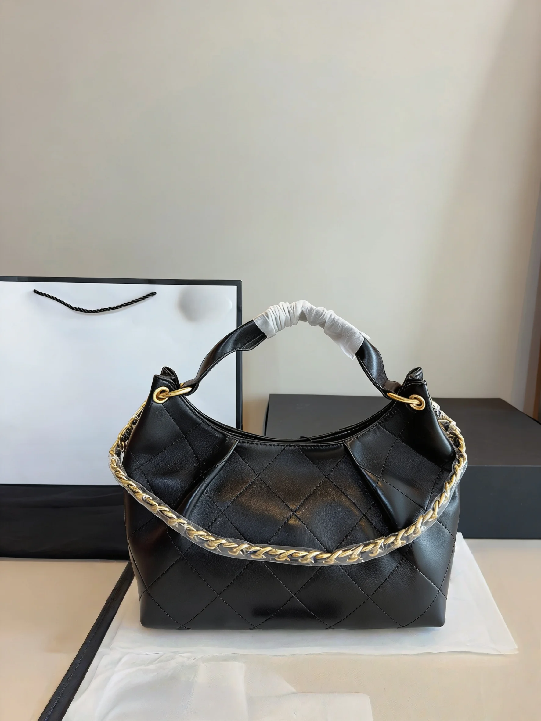 

2025 New SIZE: 27x10x22 CM Fashionable Versatile bags leather Portable Shoulder strap Hand-held no boxes