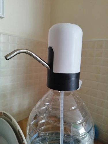 Bomba dispensadora de agua color blanco