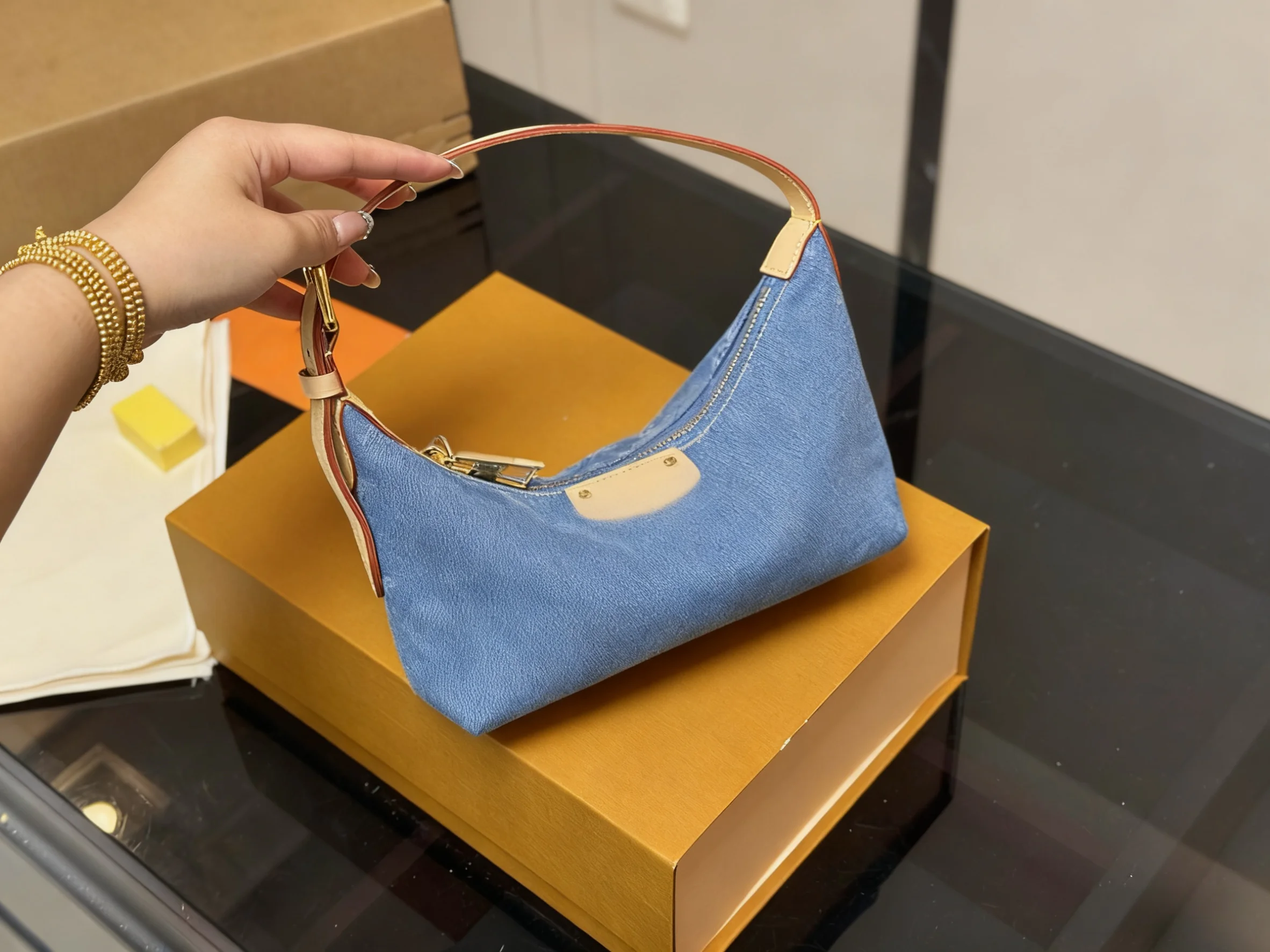 

2025 Новый РАЗМЕР: 20X11 СМ Модные универсальные сумки из кожи вишни Портативные можно носить на плече без коробок