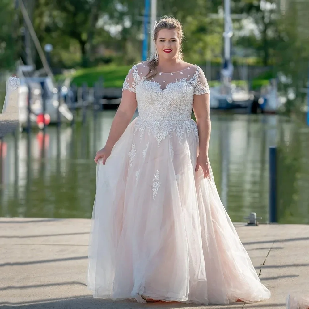 

Plus Size Wedding Dresses O-Neck Short Sleeves Bride Gowns Tulle With Lace Appliques Sweep Train A-Line Robe De Mariee