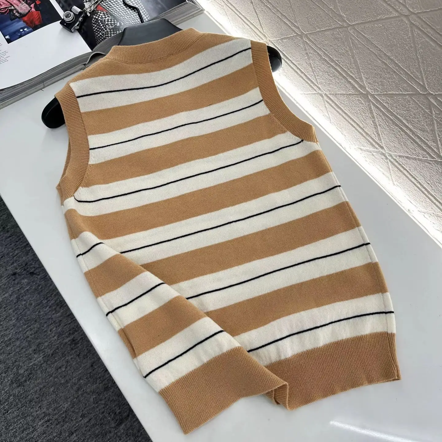 

2025 Autumn and Winter New Women's Striped Knitted Vest Wool Yarn Woven Peach Heart V-Neck Vest Cut