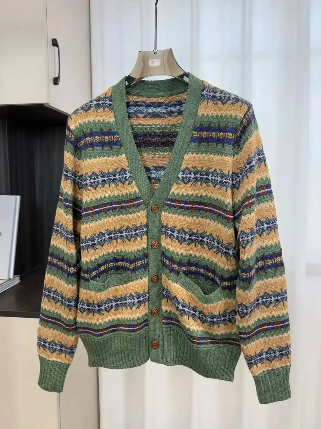 

Women's wool-cotton blend V-neck cardigan with wooden buttons