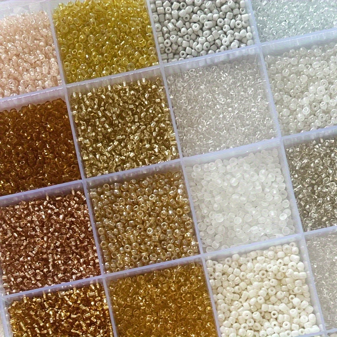 14400 Stück Rocailles, 2mm Weiße & Champagnerfarbene Glasperlen, Kleine Bastelperlen für Schmuckherstellung, DIY Armband Ohrring Set – Detail 4
