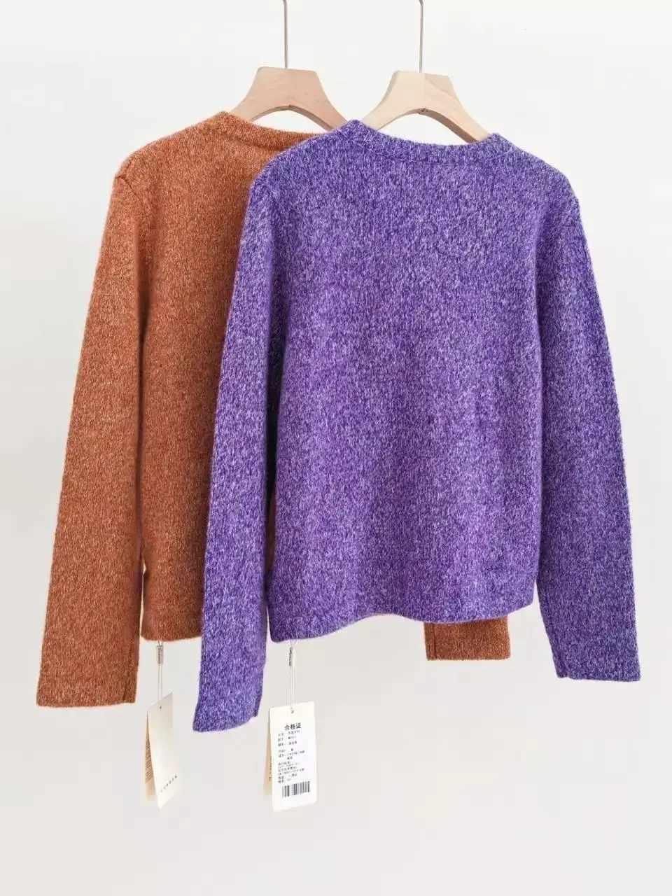 Elegante cardigan girocollo 100% cashmere con doppie tasche e bottoni dorati