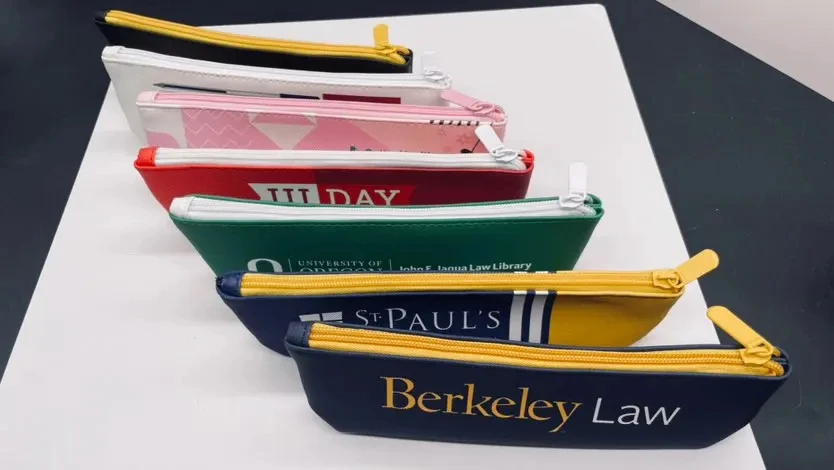 60 stks/pakken aangepaste potloodzakje (lang), kleur gedrukt op aanvraag, reissouvenir, kunstenaar ontwerp, merklogo merchandise