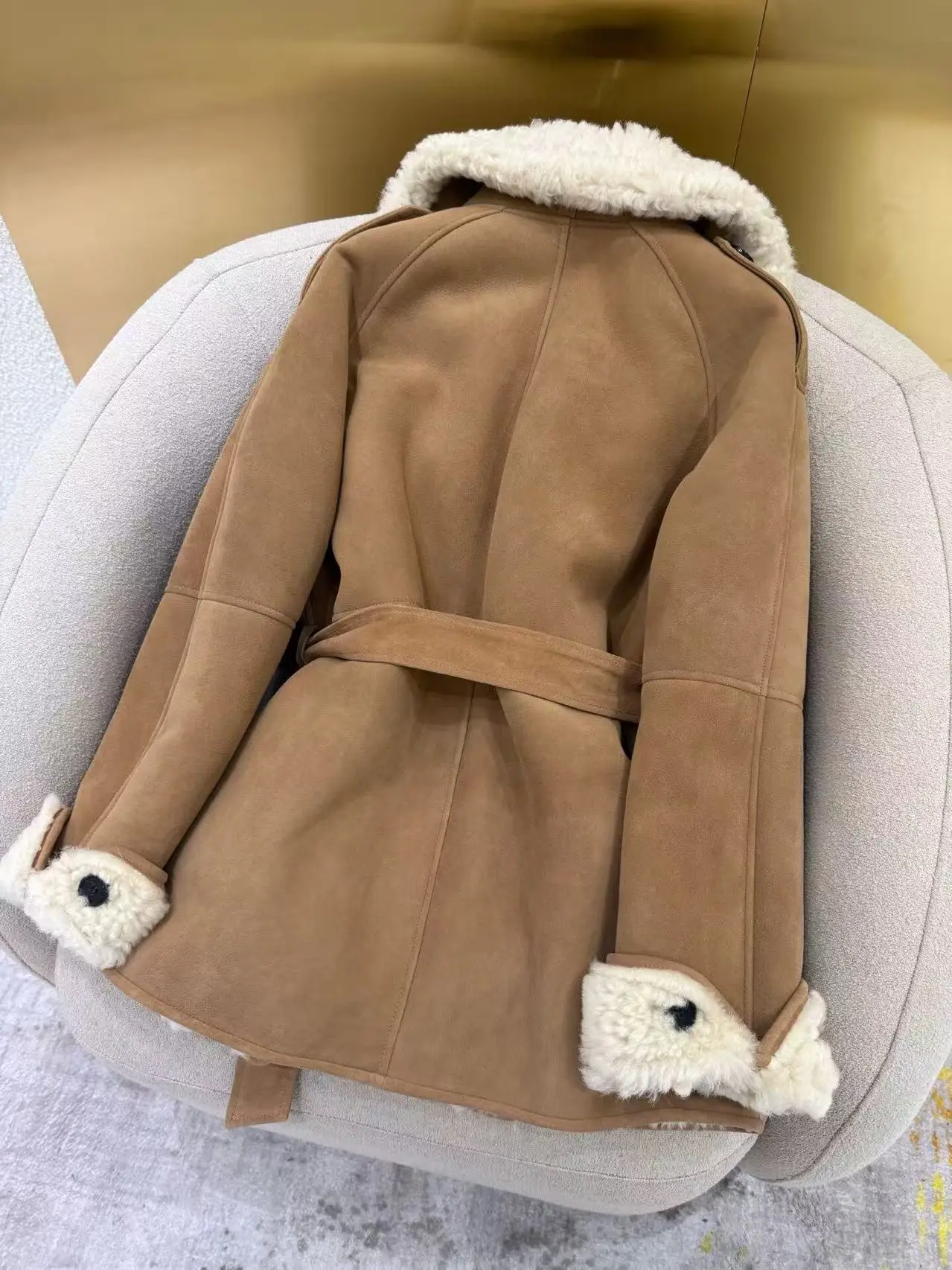 Wintermantel aus Schaffell mit warmem Gürtel für Damen