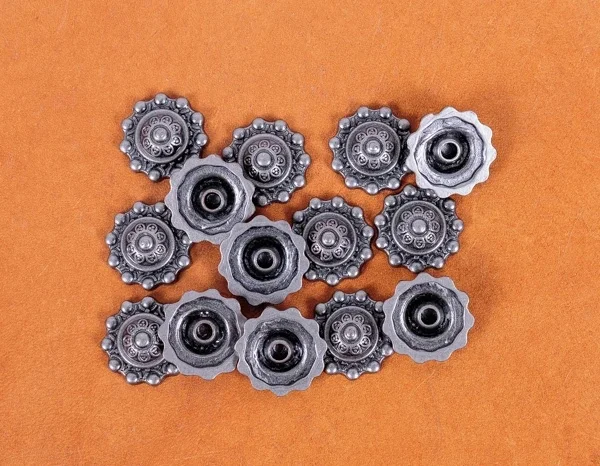 30X Metalowe artystyczne zapięcia kwiatowe Nit Stud Spot Zestaw gwoździ do torebek Obuwie Odzież Odzież Leathercraft Conchos — zdjęcie 2