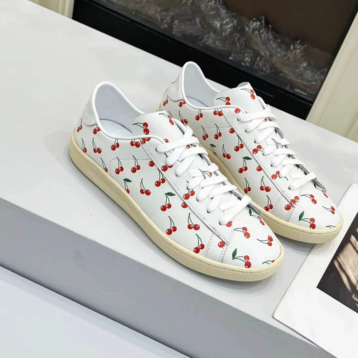

Новейшая женская обувь с вишневым узором, повседневные низкие кроссовки для пар, белые туфли, нескользящая резиновая подошва