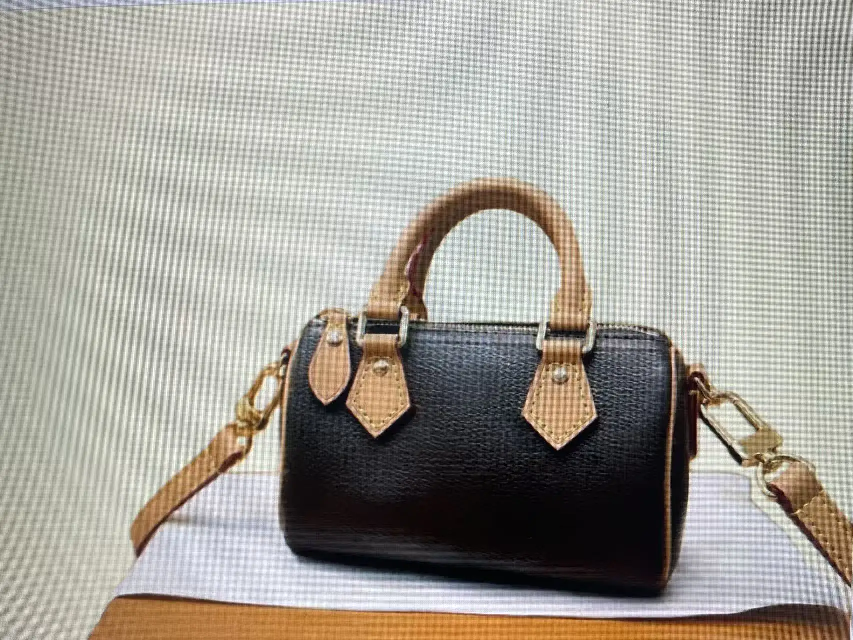 

2025 New Design Women's Fashion Pillow Bag 16*10*7.5 cm