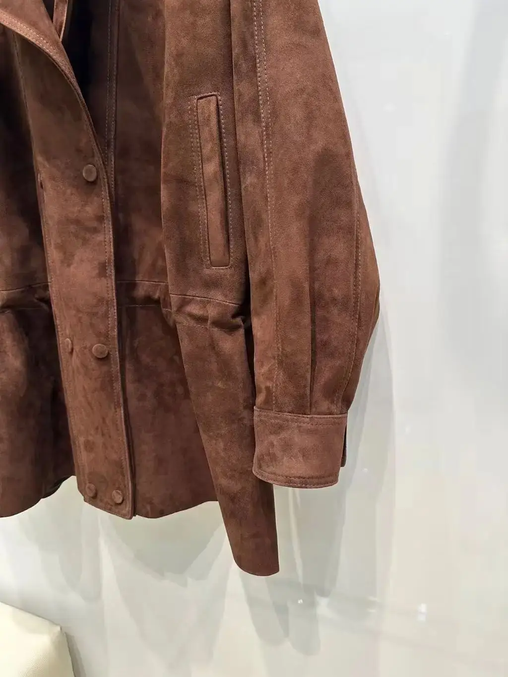 Chaqueta clásica de piel de ante con cuello levantado de alta calidad.