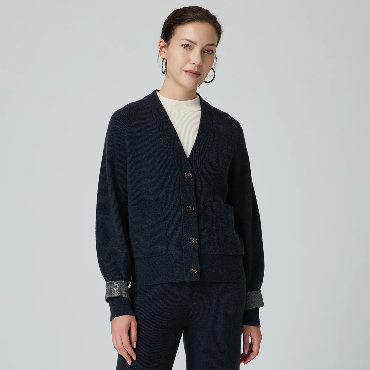 BD4521367 Luxuriöser Rippstrick-Cardigan aus 100 % Wolle, feiner 12-Gauge-Pullover mit Knopfleiste vorne und dezenten Manschettendetail