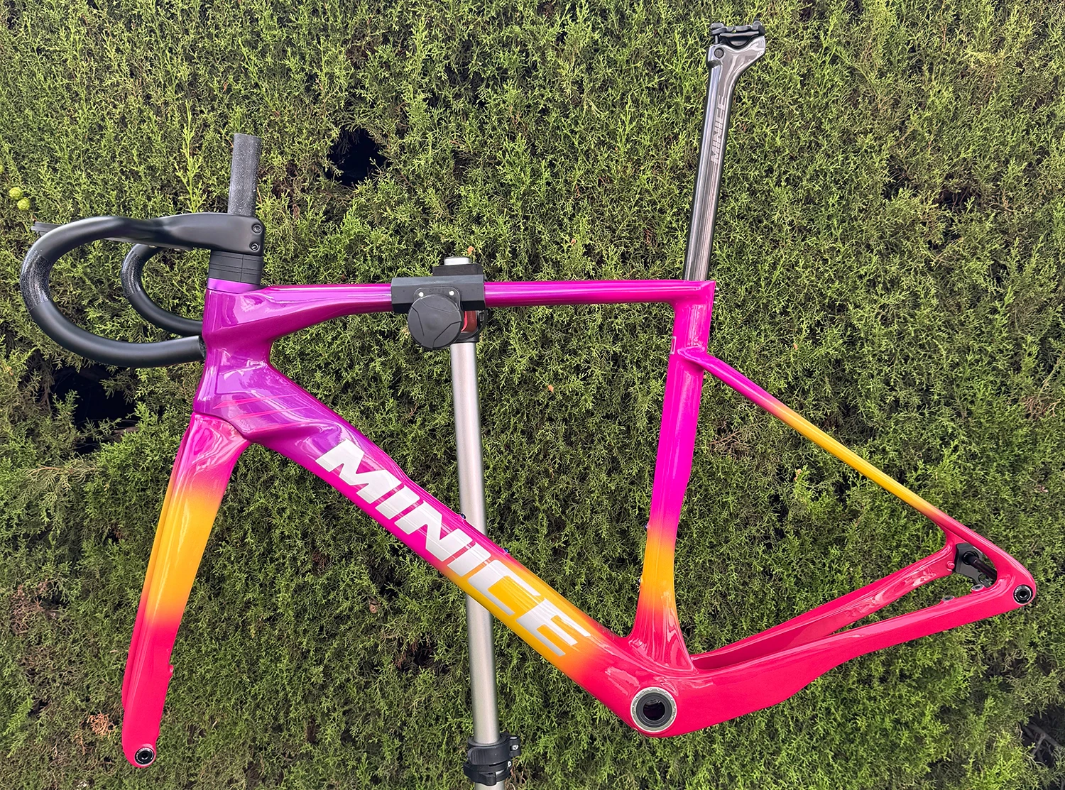 Minice Aerodynamischer EPS-geformter Carbonrahmen mit Scheibenbremse, max. 700*32C, AERO Rennrad-Rahmenset, BSA, vollständig interne Kabelführung, Lenker, DI2, mechanisch – Detail 34