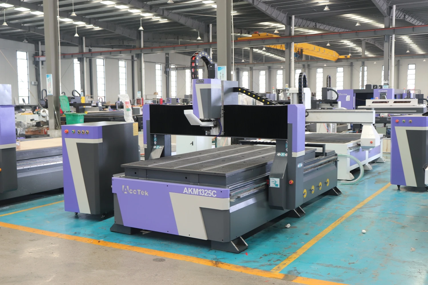 AKM1325C1, router CNC ATC a prezzi accessibili, macchina per incidere del legno 1300 * 2500 mm, mandrino da 9,0 kW, plastica acrilica tagliata,