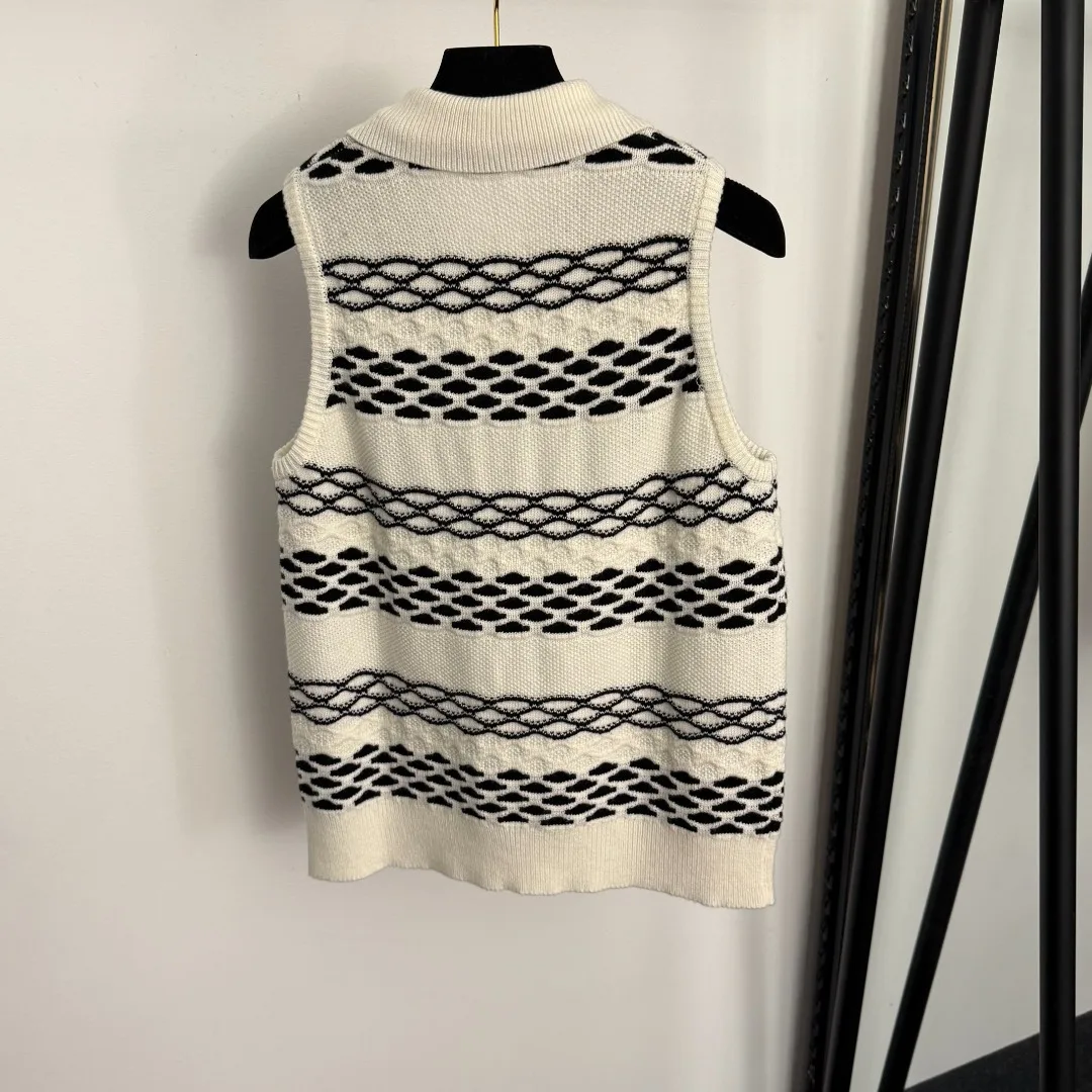 

2025 All- season and American Style Screw and Half Zipper Knitted Vest with Small Stand-up Collar