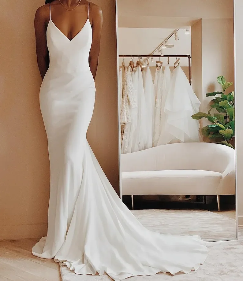 Maßgeschneidertes, modernes, schlichtes Satin-Hochzeitskleid mit V-Ausschnitt, Spaghettiträgern, rückenfrei, formell, plissiert, Brautkleid, Sweep-Zug
