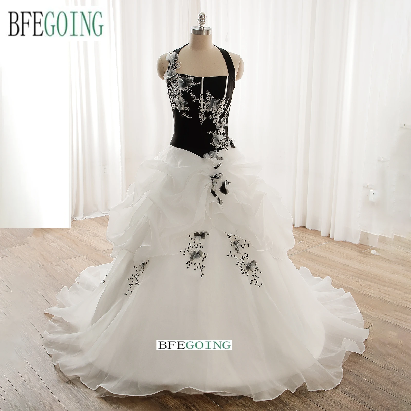 

Organza Appliques Beading Ball Gown Wedding Dresses Chapel Train Custom Made Floor-Length Halter Sleeveless