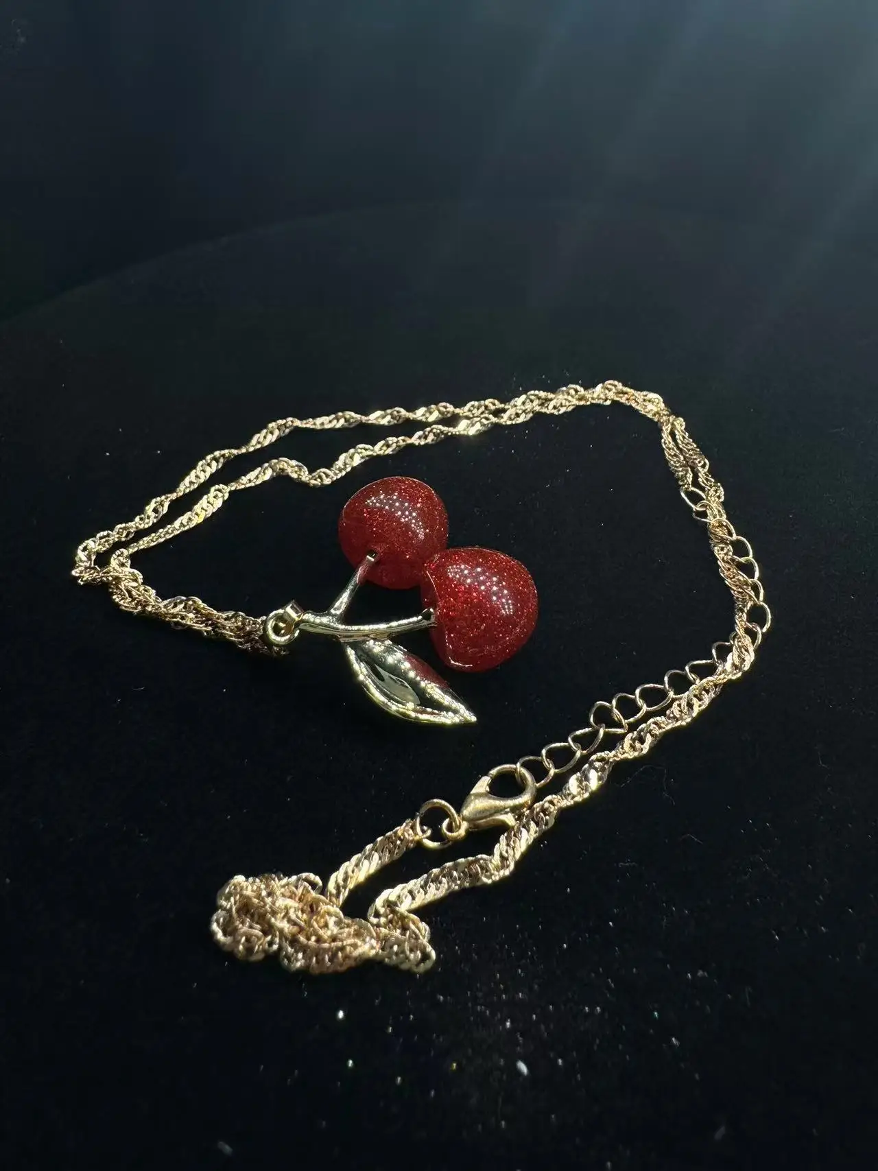 قلادة عصرية على شكل كرز أحمر للنساء سلسلة ذهبية مجوهرات فاكهة إكسسوار للحفلات هدية عيد ميلاد