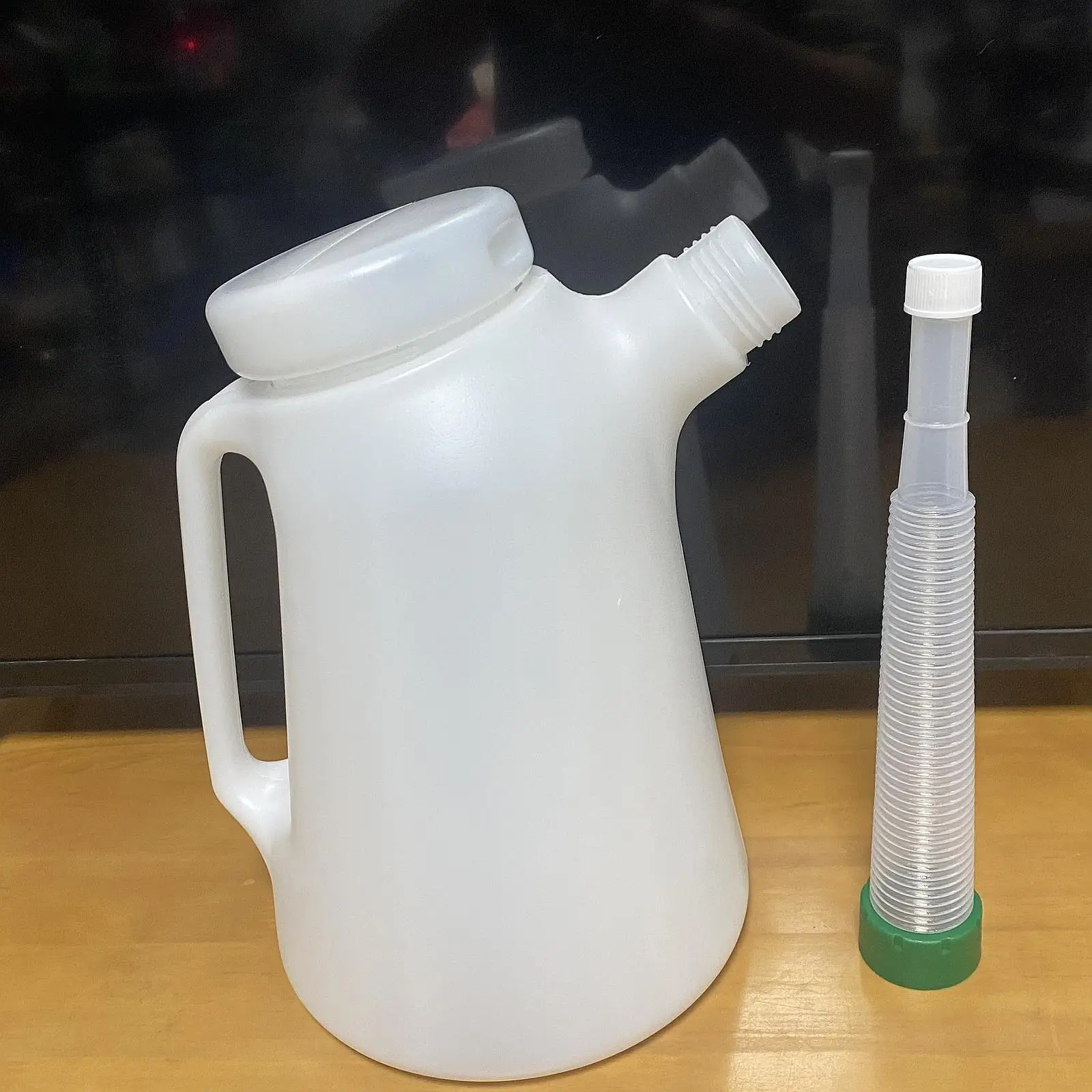 5L Oil Measuring Container with Scale with Cap Leakproof Oil Pot Bottle Oil Measuring Jug for Automotive Oil Container Dispenser