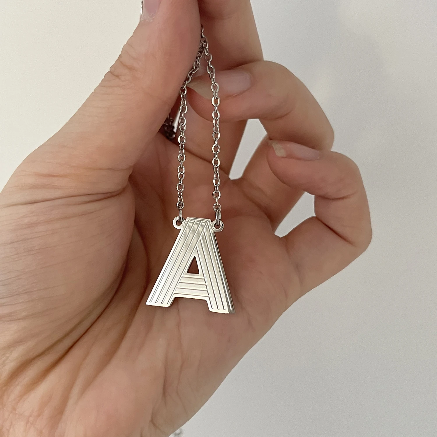 

Персонализированное ожерелье с буквами в вертикальную полоску, индивидуальный кулон из нержавеющей стали, ювелирные изделия для мужчин и женщин, подарок на годовщину