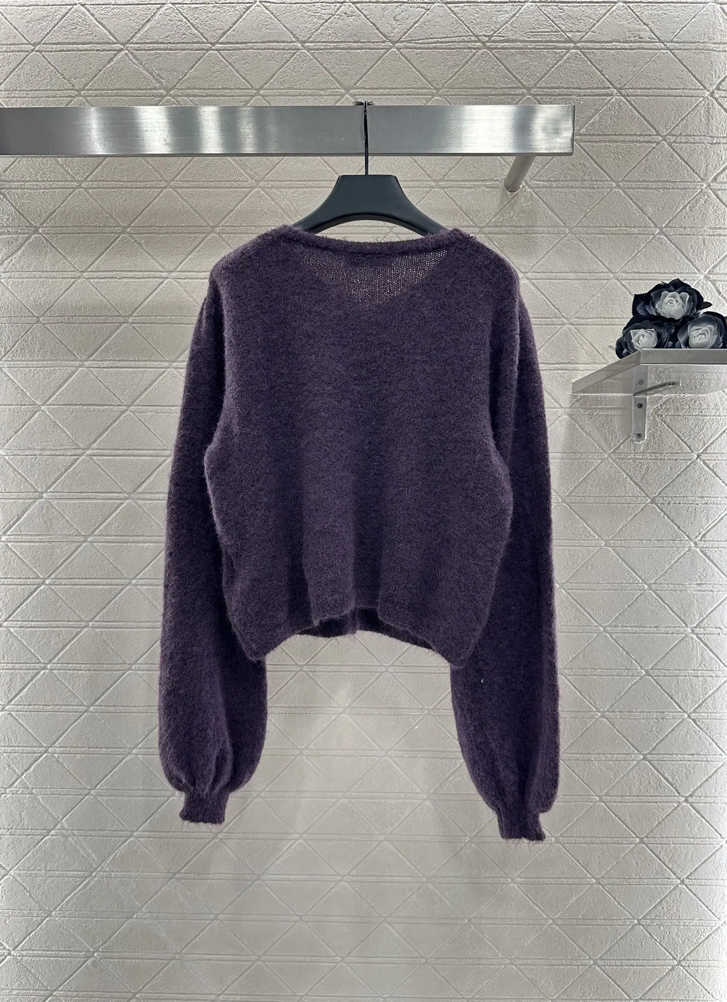 

Запуск нового продукта 2025: вязаный кардиган с бриллиантами и бусинами, однотонный топ премиум-класса с круглым вырезом 85