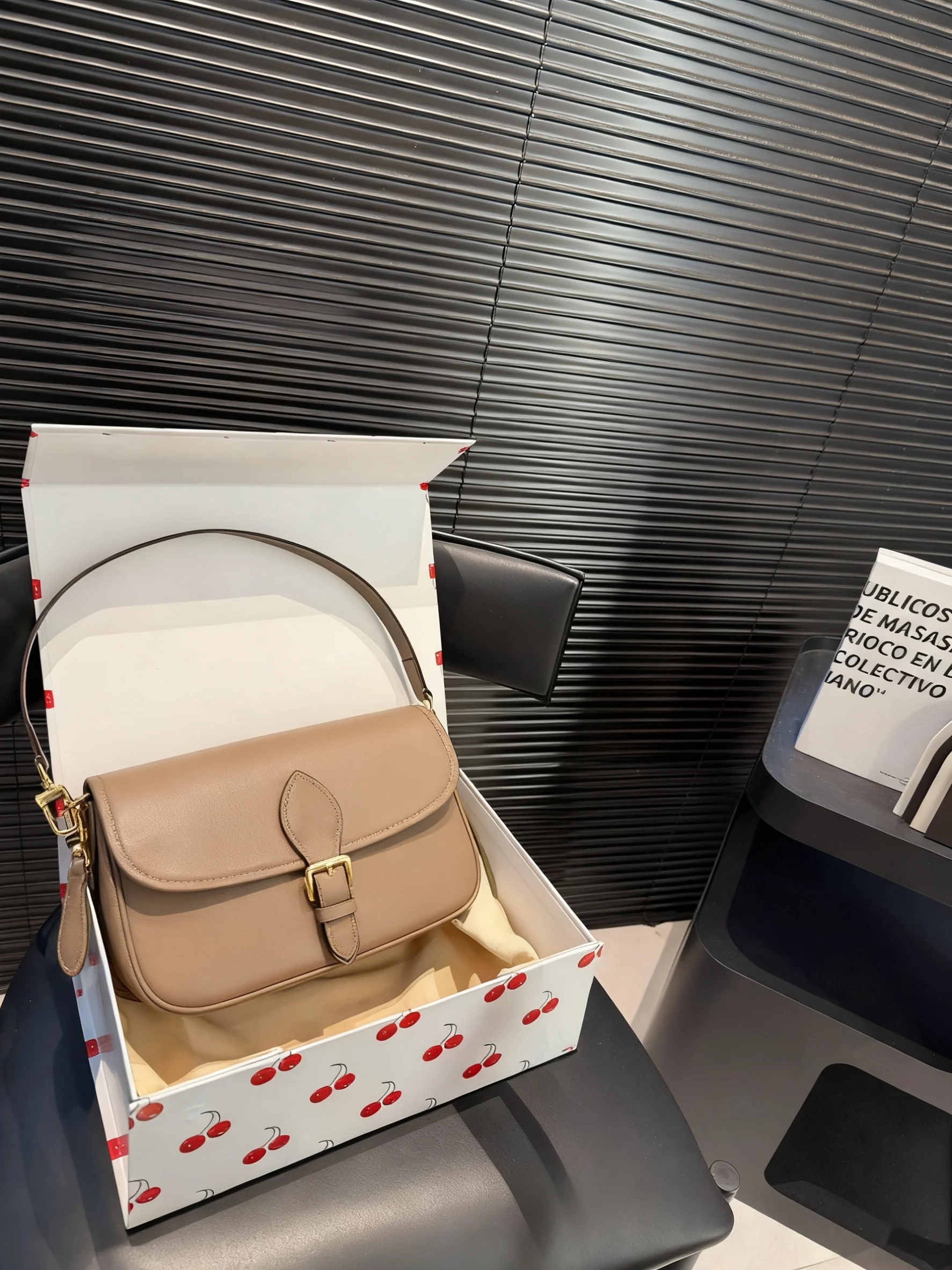 

2025 New SIZE: 25x17 CM Fashionable Versatile bags leather cherry Portable can be carried on the shoulder no boxes