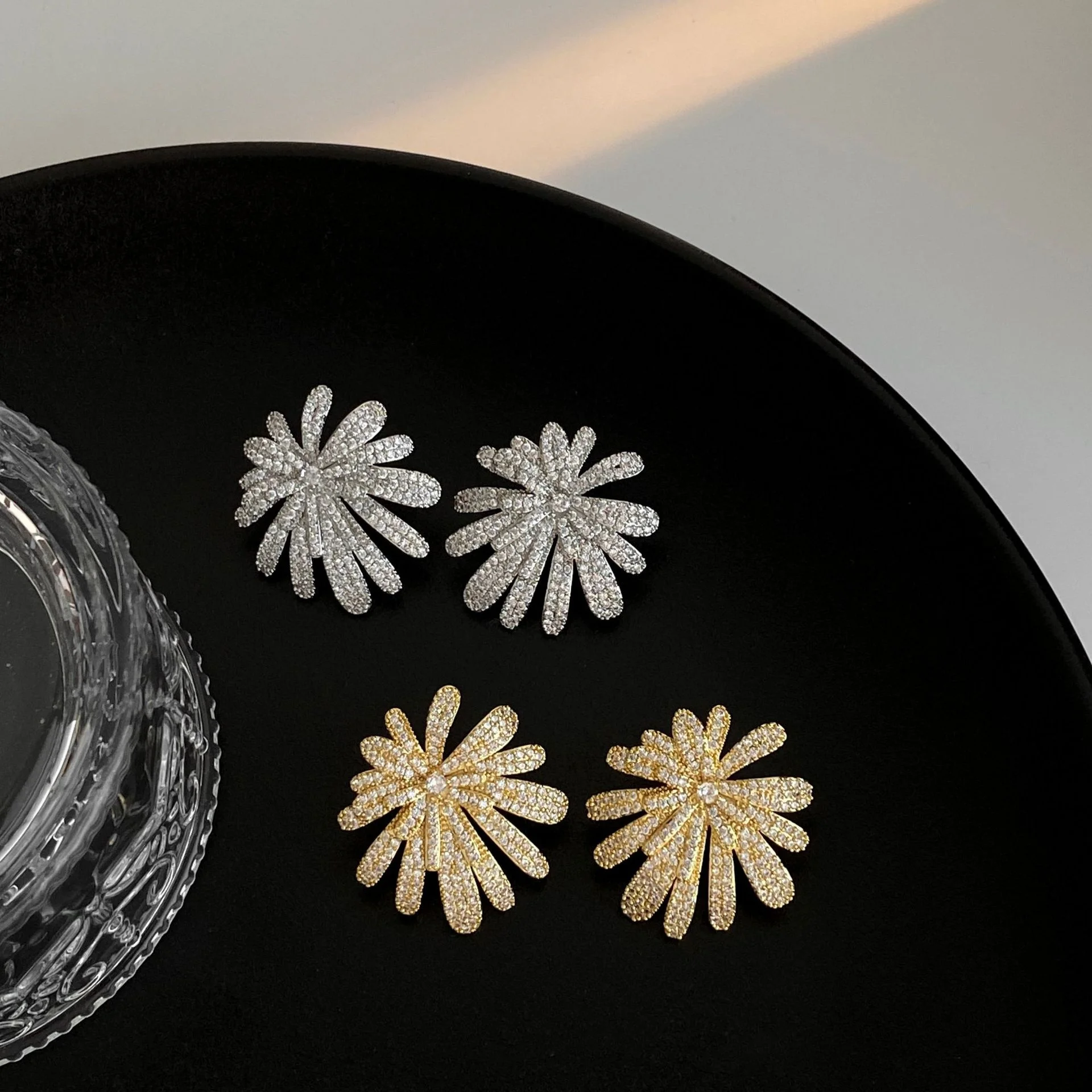 Luxurious Designer Micro Cubic Zirconia Paved Firework Earring Big Geometric Petal Earring Costume Jewelry