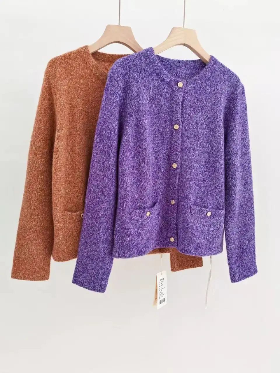 Elegante cardigan girocollo 100% cashmere con doppie tasche e bottoni dorati