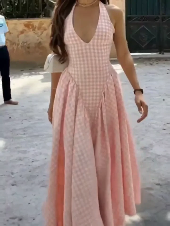 Abito da donna con cinturino per spaghetti scozzese a quadretti rosa e bianco - Maxi senza maniche con scollo a V smock sul retro e orlo svasato - Su fluido