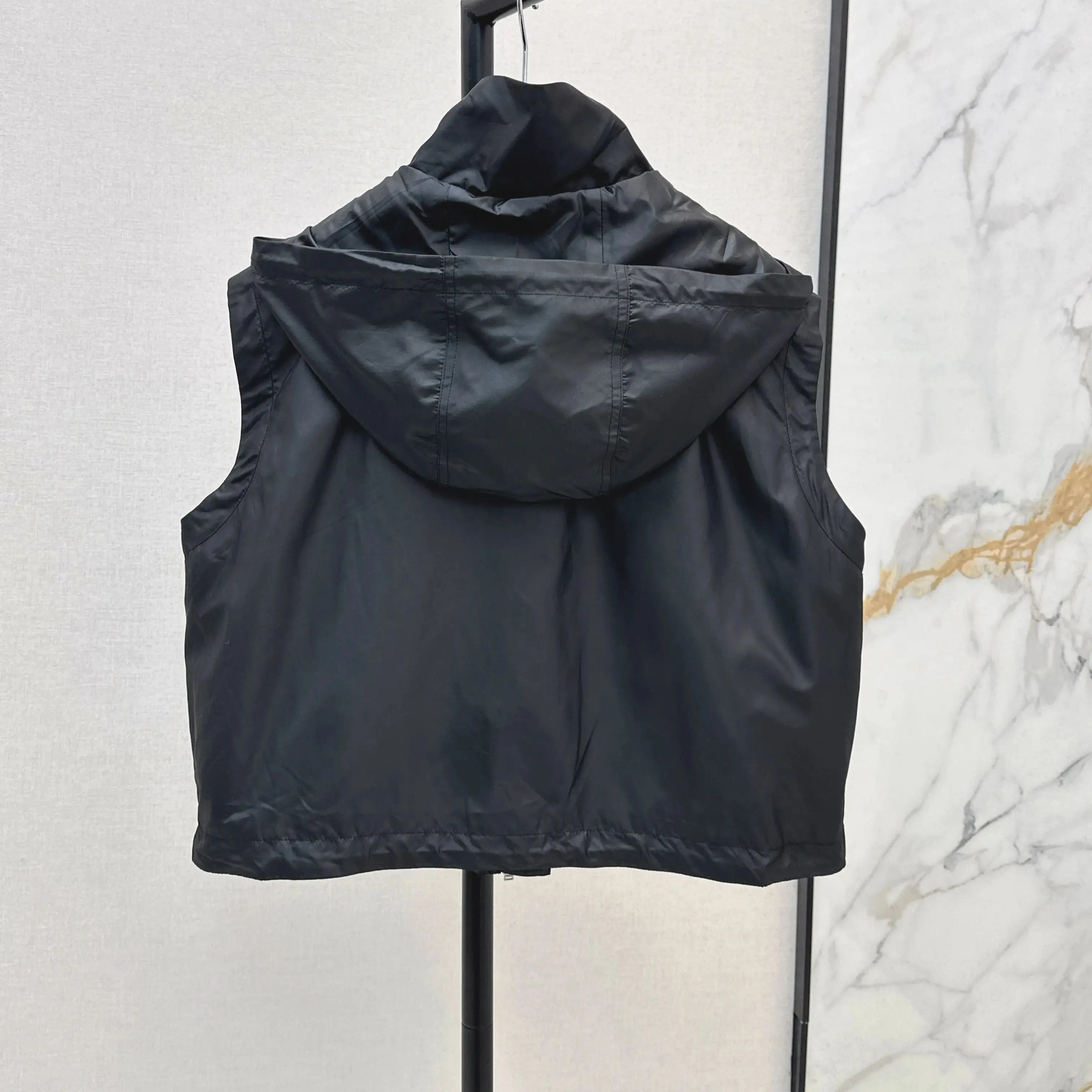 

Spring And Summer Latest Fashionable Style Temperament Series Suits Black Hooded Vest Jacquard Lining Custom Windbreaker Fabric