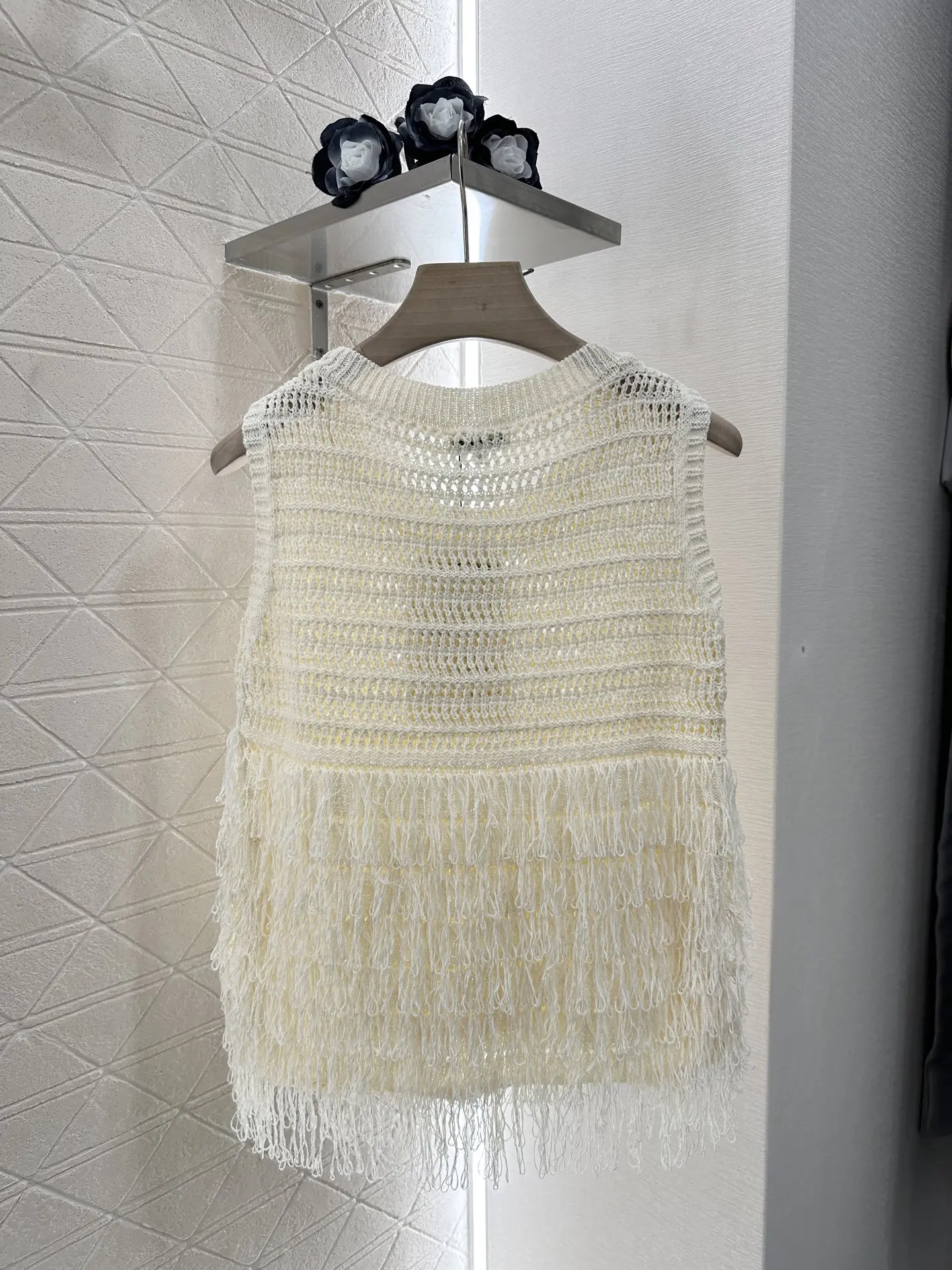 

2025 Spring/Summer Women's Solid Color Knit Top - Tassel Trim, Crew Neck, Cutout Sexy Design