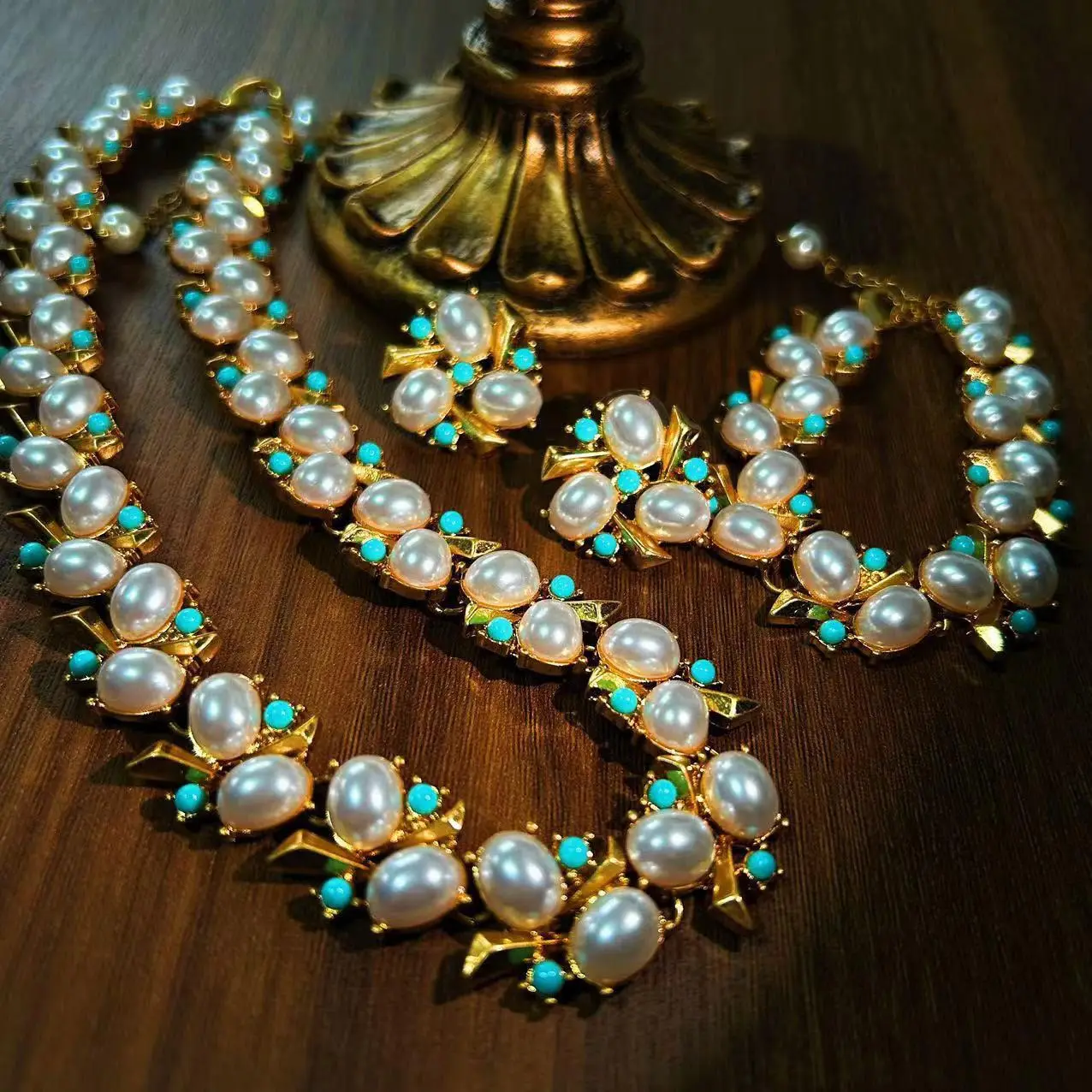 

Luxury Pearl & Turquoise Elegance Jewelry Set – Classic Gold Accent Necklace, Bracelet & Earrings