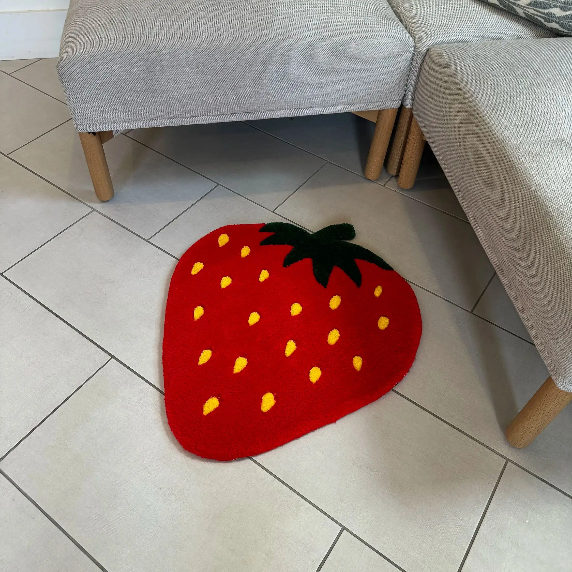 Red Strawberry Fruit Shape Rug Printing Technology Simple Housewarming Gift Handmade Non-Slip Decorative Carpet