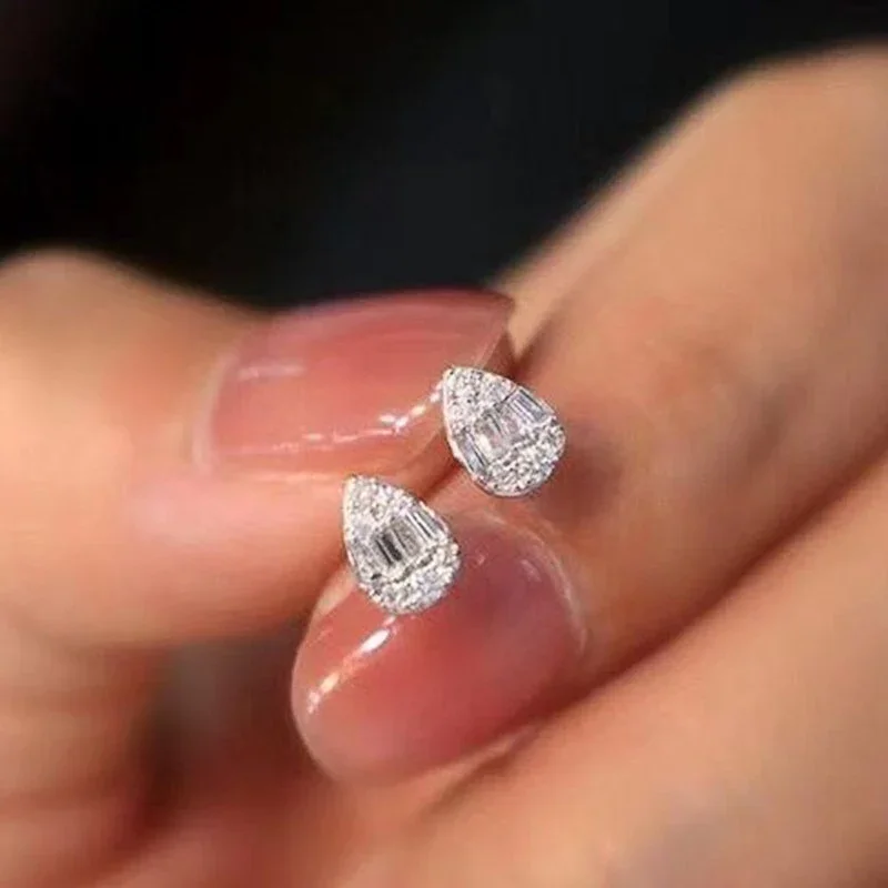 Huitan Zarte Wassertropfenförmige Ohrstecker Luxus Silber Farbe Kristall CZ Ohr Ohrringe für Frauen Mode Vielseitiger Schmuck