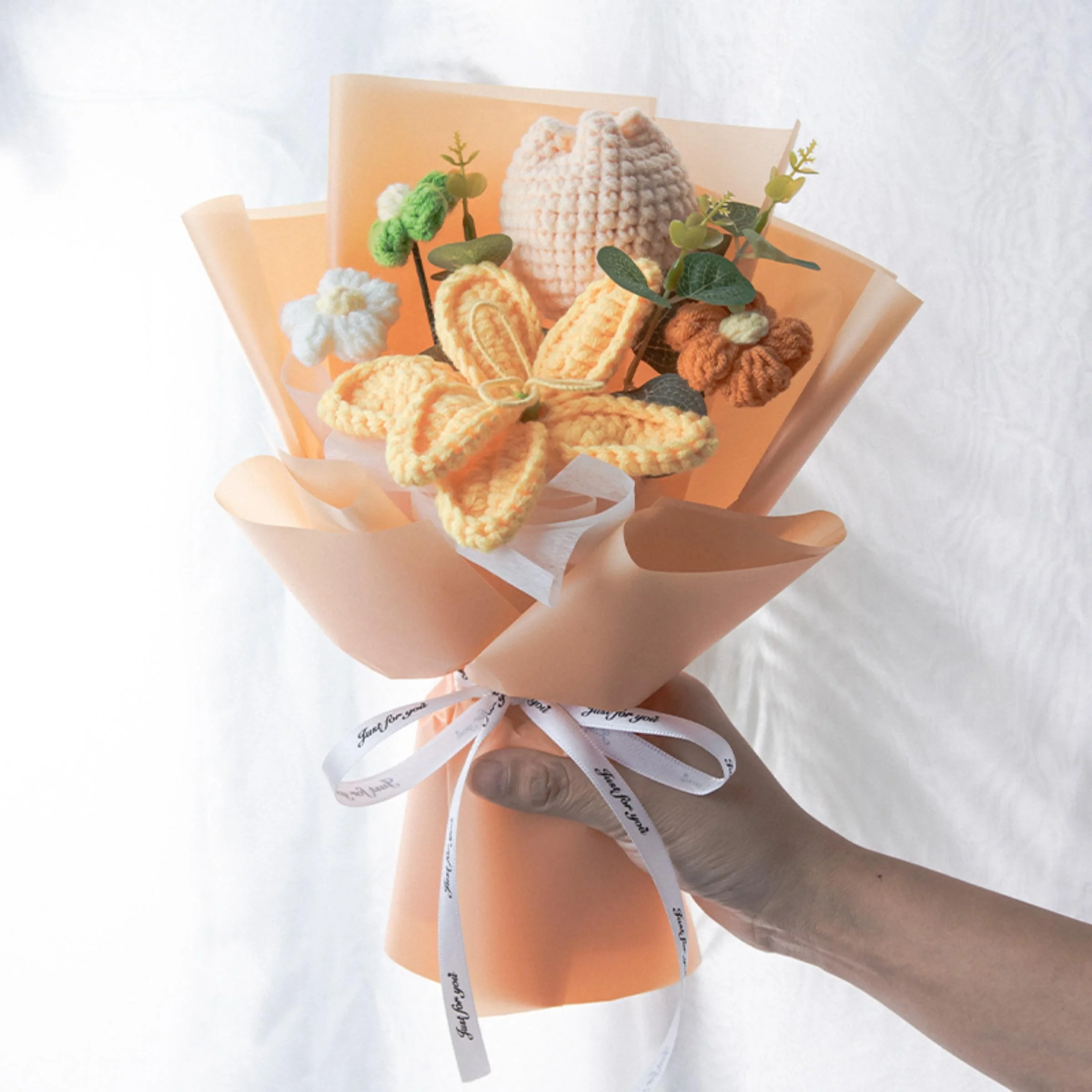 Handgefertigter Häkel-Lilien- und Tulpen-Blumenstrauß, Niedliches Künstliches Blumenarrangement, Ideales Geburtstagsgeschenk, Abschlussgeschenk – Detail 4
