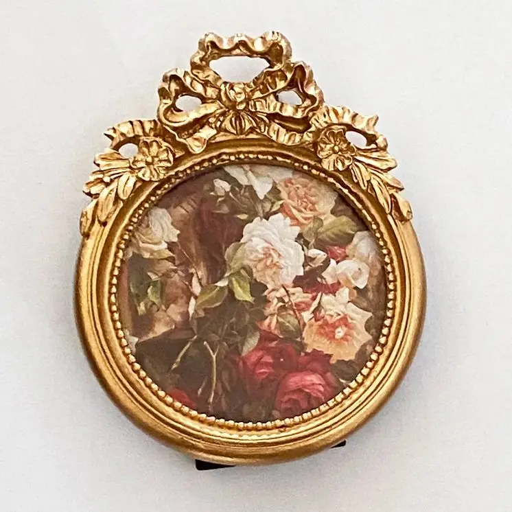

Antique Golden Round Carved Mini Photo Frame, Nostalgic Court Style Photo Frame, For Home Wall Decoration, Desktop Decoration