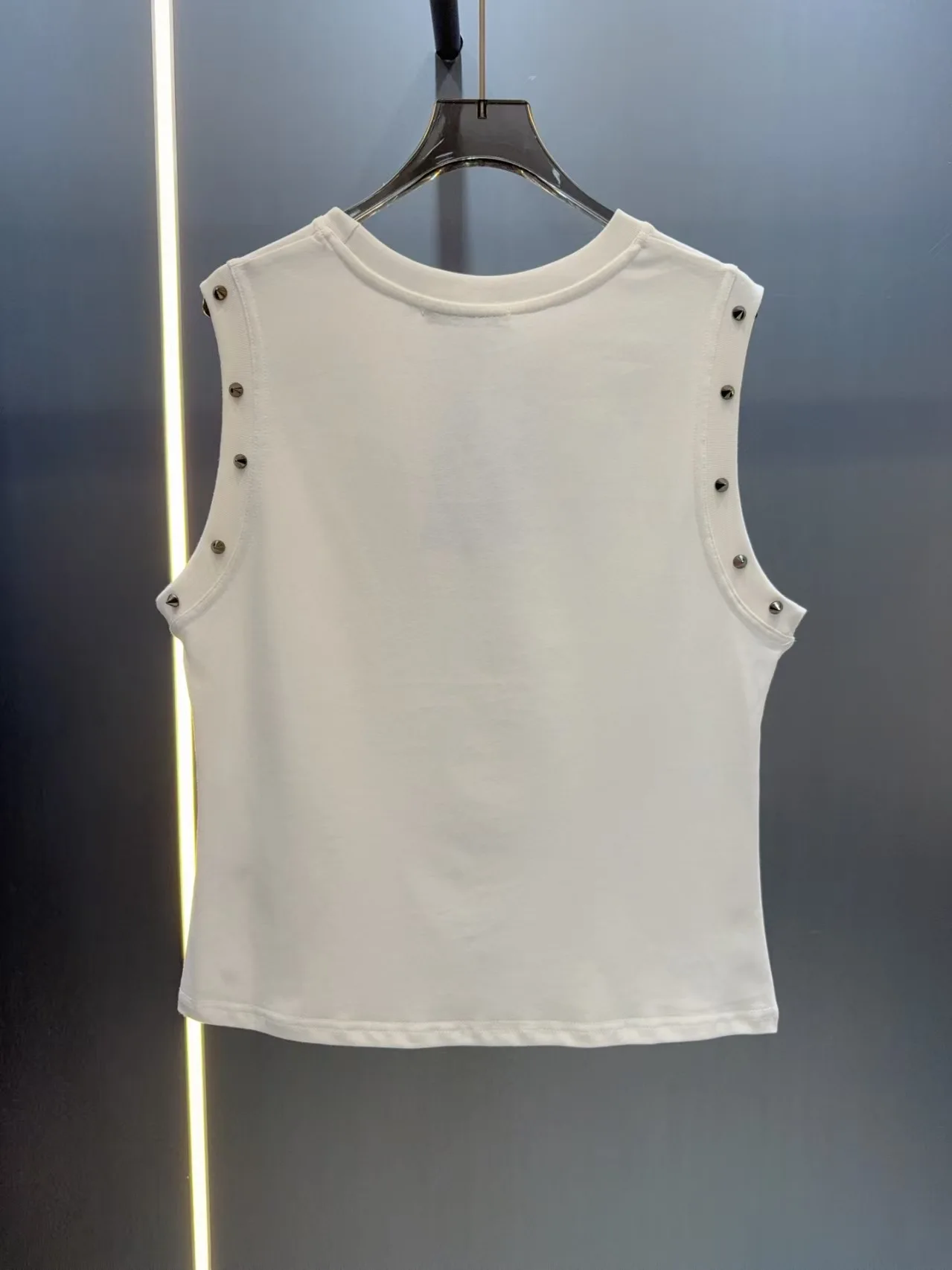 

The Ladies' Rivet Aged All-cotton Vest Has A Comfortable Texture