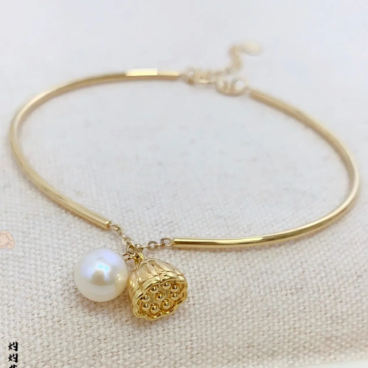 

MADALENA SARARA 18K Gold Bangle With Natural White Round 6mm-7mm Freshwater Pearl Women Jewelry