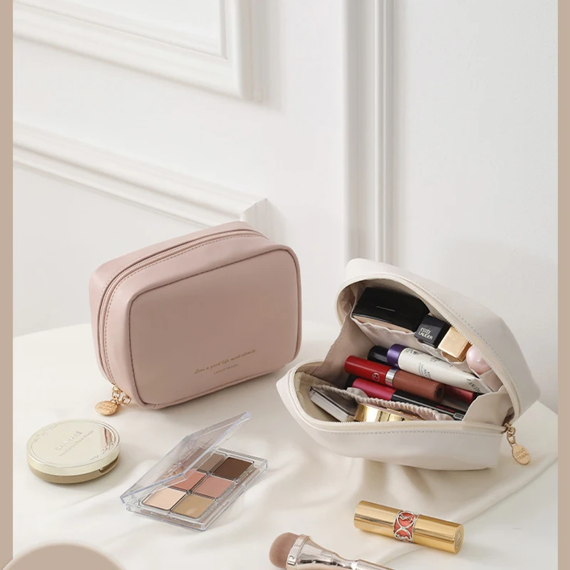 Light-Textured Appearance + Internal Partition Design, Can Neatly Store Lipsticks, Eyeshadows, and Other Small Makeup Items, Comes with a Decorative Pendant Suitable for Everyday Wear. It's Convenient to Carry a Bag with Makeup Essentials When Commuting, and Carrying a Complete Set of Makeup Accessories with You When Going on a Date Is a Must-Have Item for Girls Who Want to 