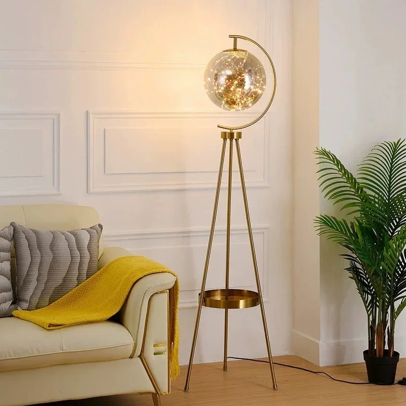 Nordische Luxus-LED-Stehlampe für Wohnzimmer, Schlafzimmer, Bettvorleger, Arbeitszimmer – Kreative Glaskugel-Stativlampe mit Stauraum und Sofa-Atmosphärenlicht