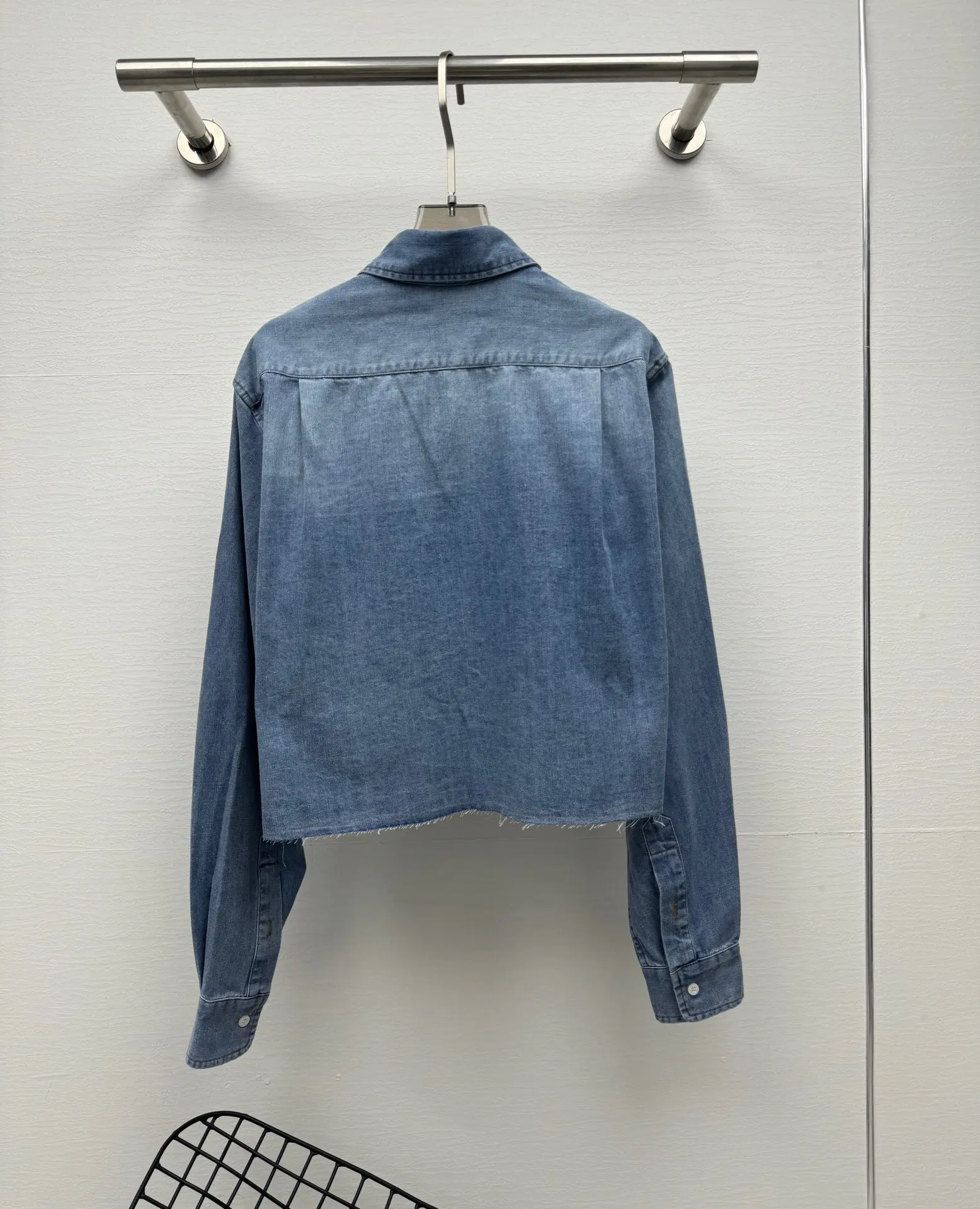 

Осенне-зимняя мода 2024, новая женская одежда, модный стиль, потертая, синяя, свободная джинсовая рубашка с лацканами