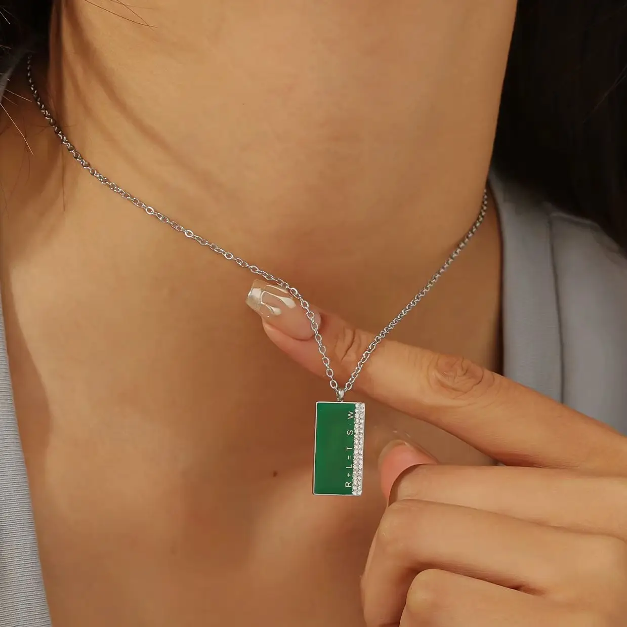 

Высокое качество, эмалированная подвеска с начальной буквой, прямоугольная буква, индивидуальные продукты, ожерелье из нержавеющей стали на день рождения для девочки