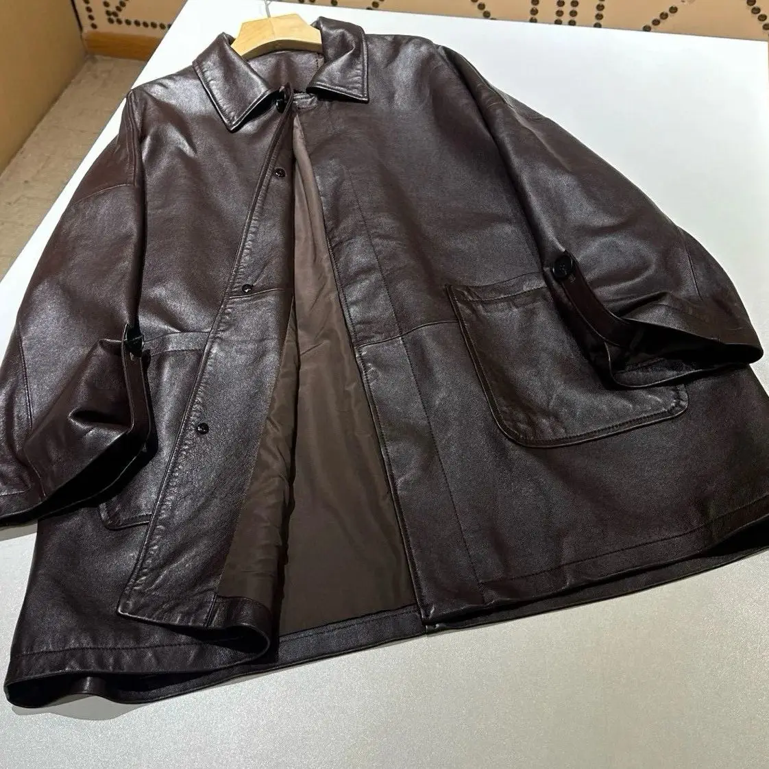 Herbstlicher, lässiger, lockerer Damenmantel aus echtem Leder